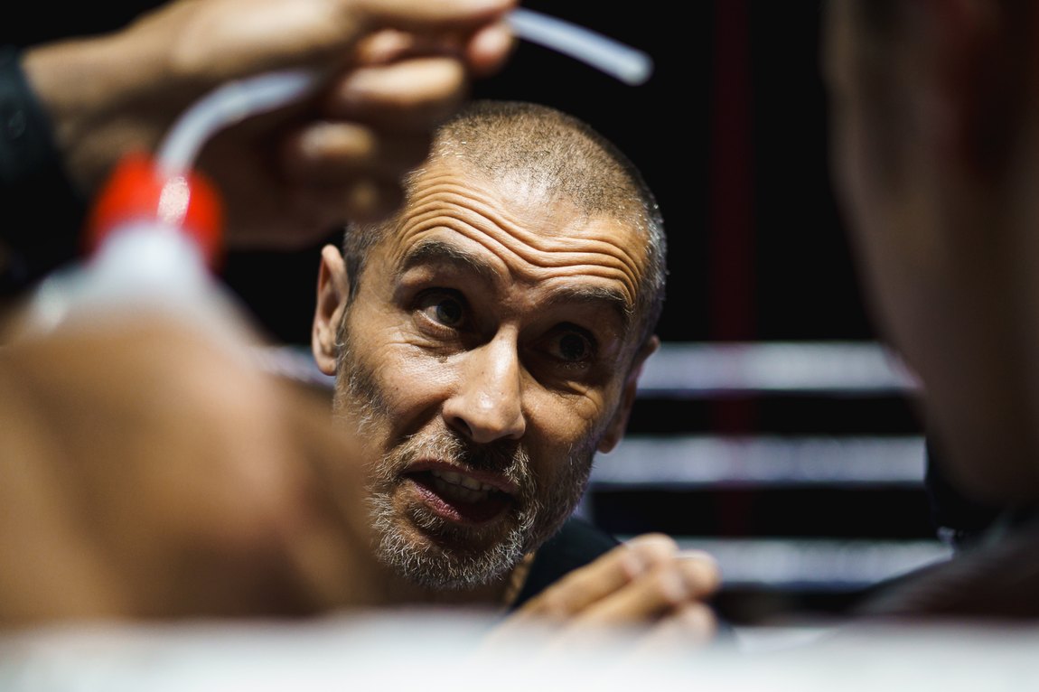 Il maestro all'angolo, fra una ripresa e l'altra. Titolo europeo EBU Silver · PalaDozza, Bologna · 6 giugno 2026.