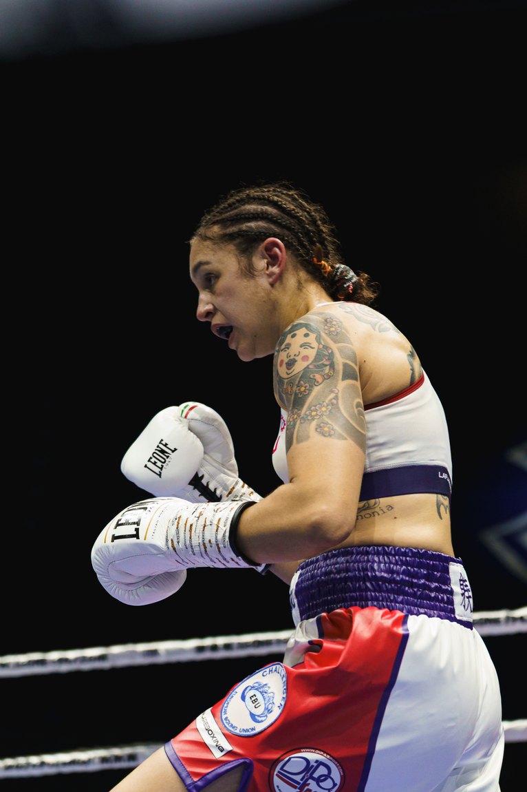 In guardia al centro del ring. Titolo europeo EBU Silver · PalaDozza, Bologna · 6 giugno 2026.