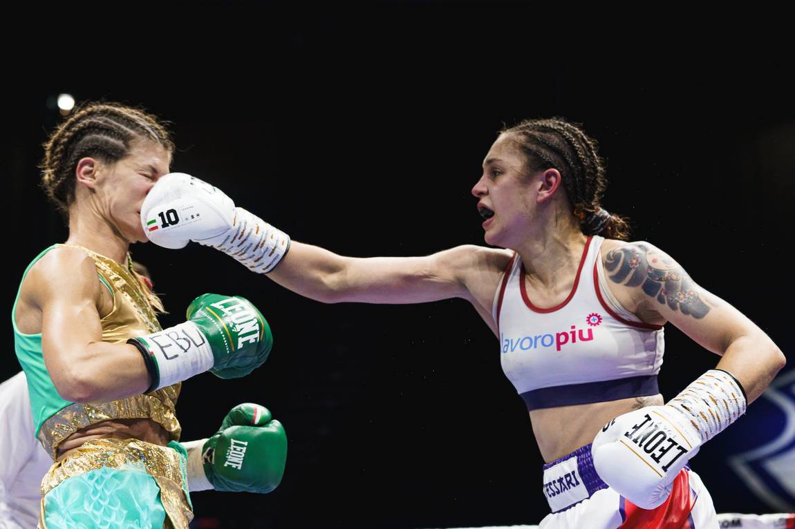 Un diretto trova il bersaglio al centro del ring. Titolo europeo EBU Silver · PalaDozza, Bologna · 6 giugno 2026.