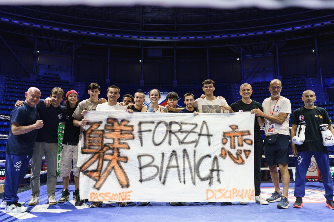 Lo striscione «Forza Bianca» sul ring, a palazzetto vuoto. PalaDozza, Bologna · 6 giugno 2026.