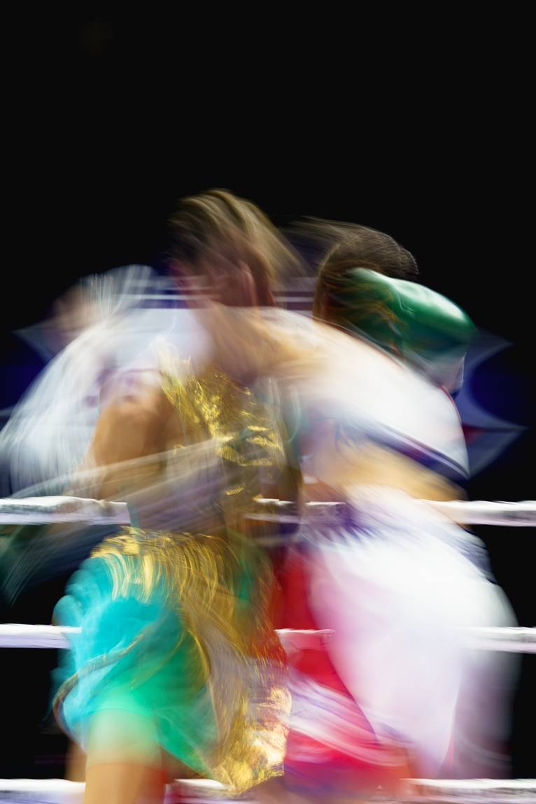 Tempo lungo: le due pugili si sciolgono nelle luci del ring. Bologna.