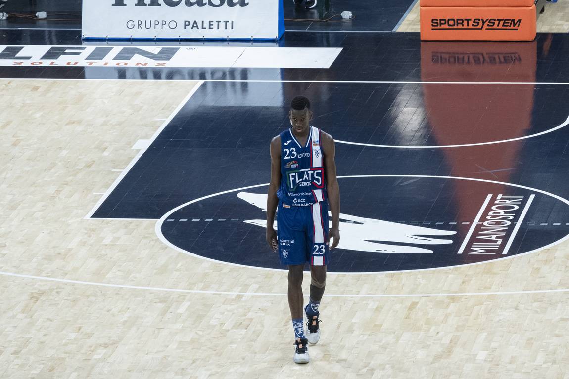 Solo sul parquet prima della palla a due.