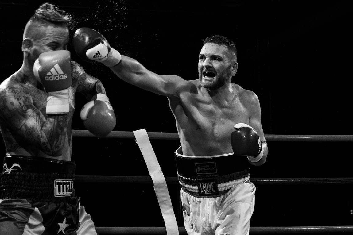 Il destro va a segno e il sudore esplode nelle luci del ring.