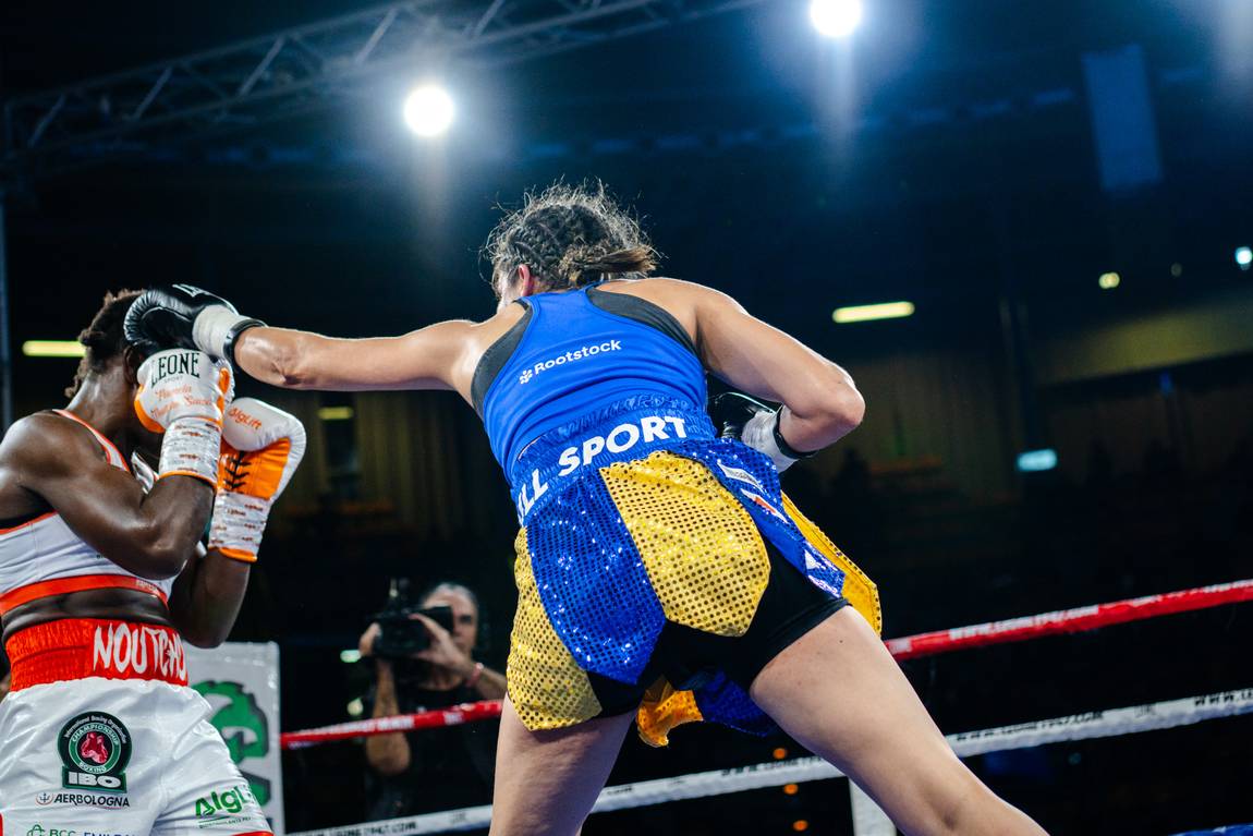 Scambio al centro del ring.