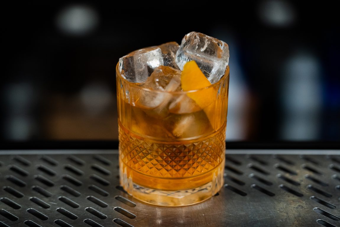 Whisky, ghiaccio grande e scorza d'arancia. Accademia del Bar, Bologna.