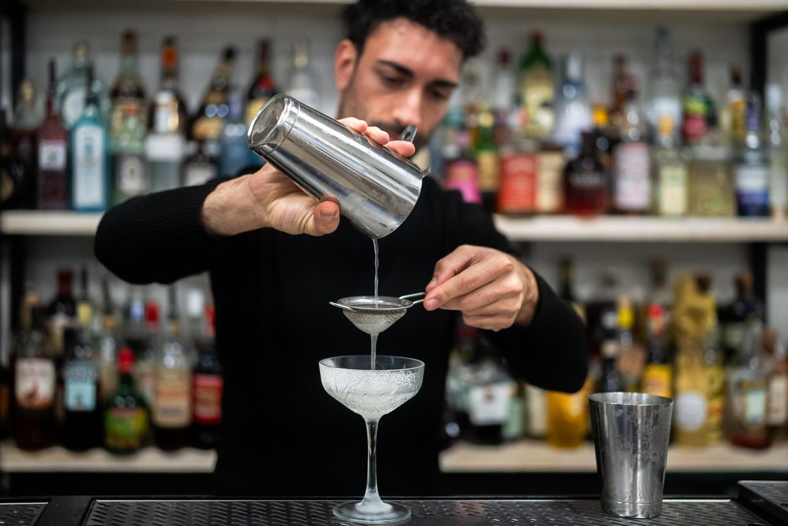 Doppia colatura davanti alla bottigliera. Accademia del Bar, Bologna.