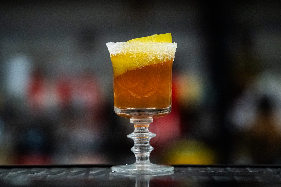 Ghiaccio tritato e scorza, sul bicchiere a stelo. Accademia del Bar, Bologna.