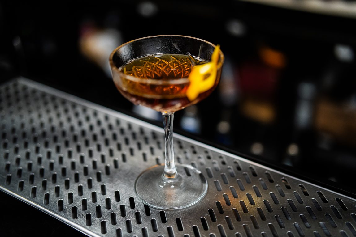 La coppa appoggiata sul bancone d'acciaio. Accademia del Bar, Bologna.