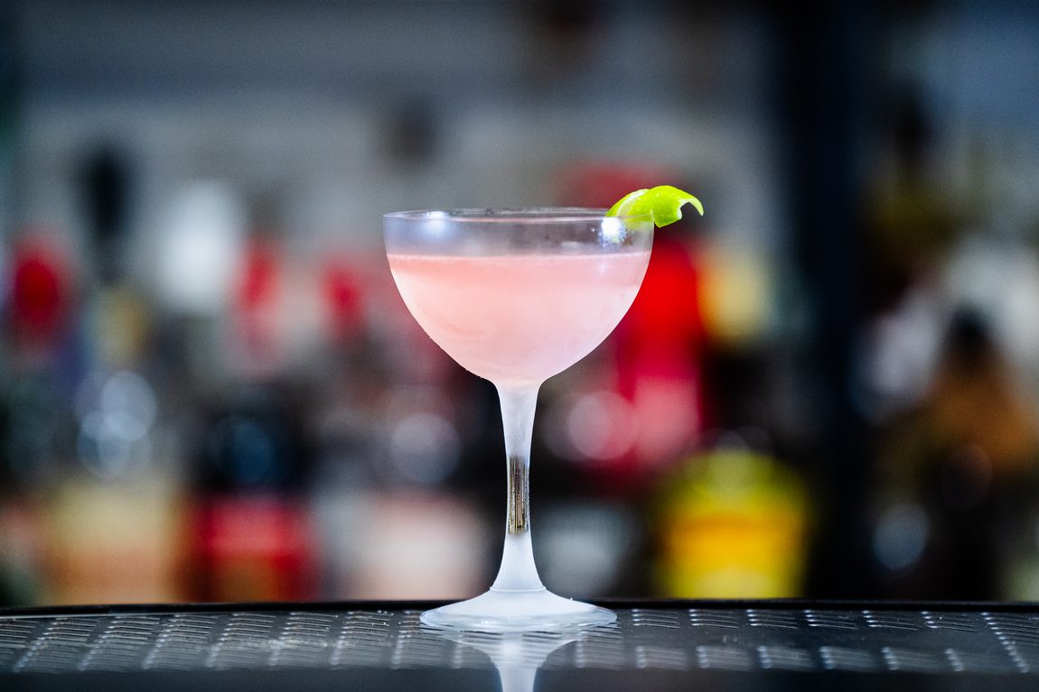Cosmopolitan, con la scorza di lime. Accademia del Bar, Bologna.