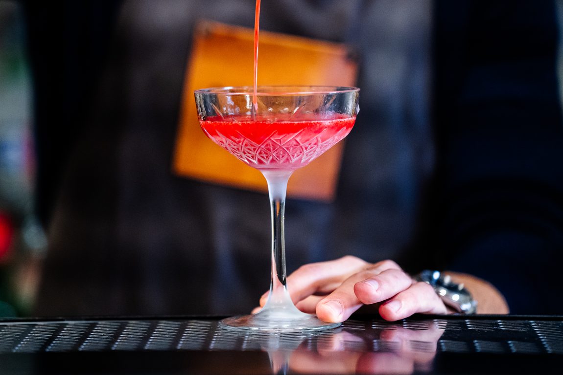 Rossini: la versata rossa nella coppa. Accademia del Bar, Bologna.