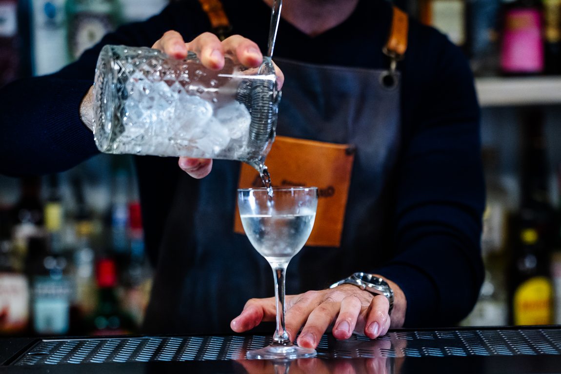 Tuxedo: il ghiaccio esce dal mixing glass. Accademia del Bar, Bologna.