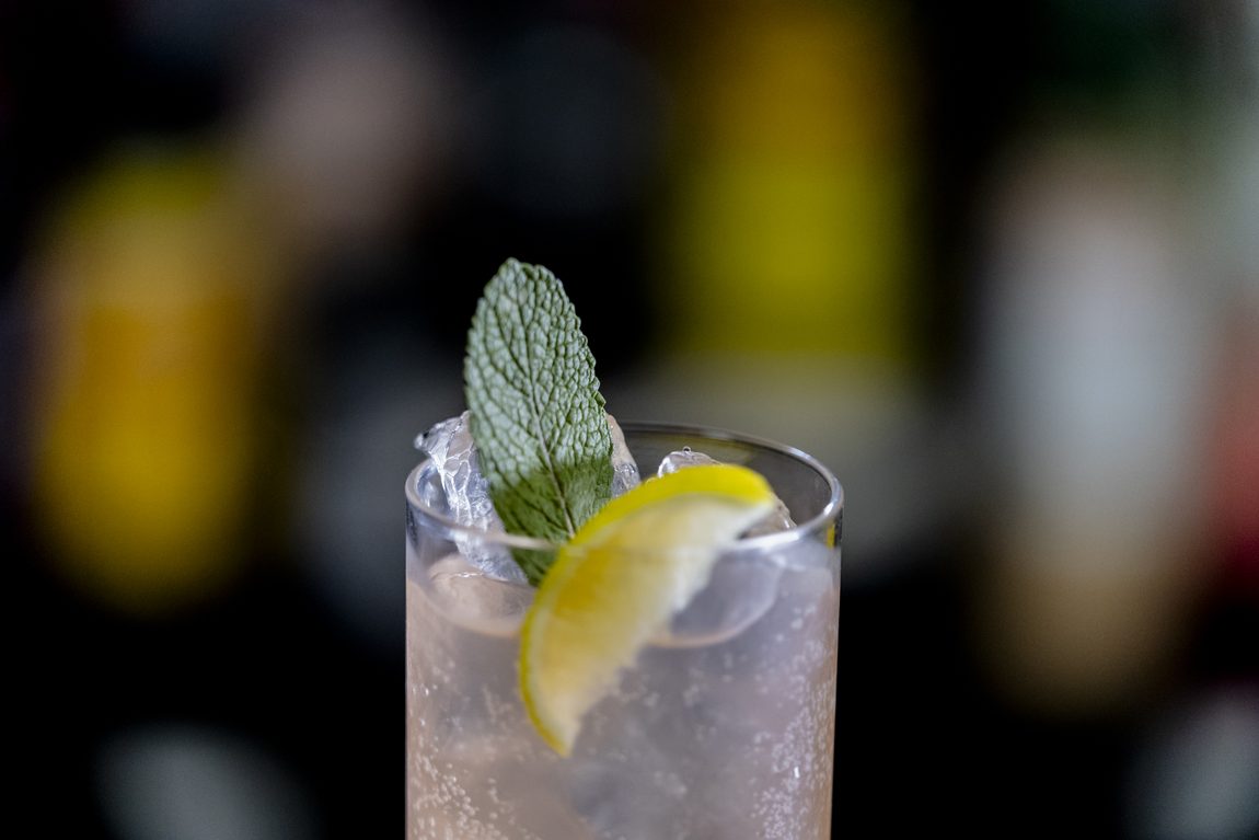 Menta e limone nel bicchiere alto. Accademia del Bar, Bologna.