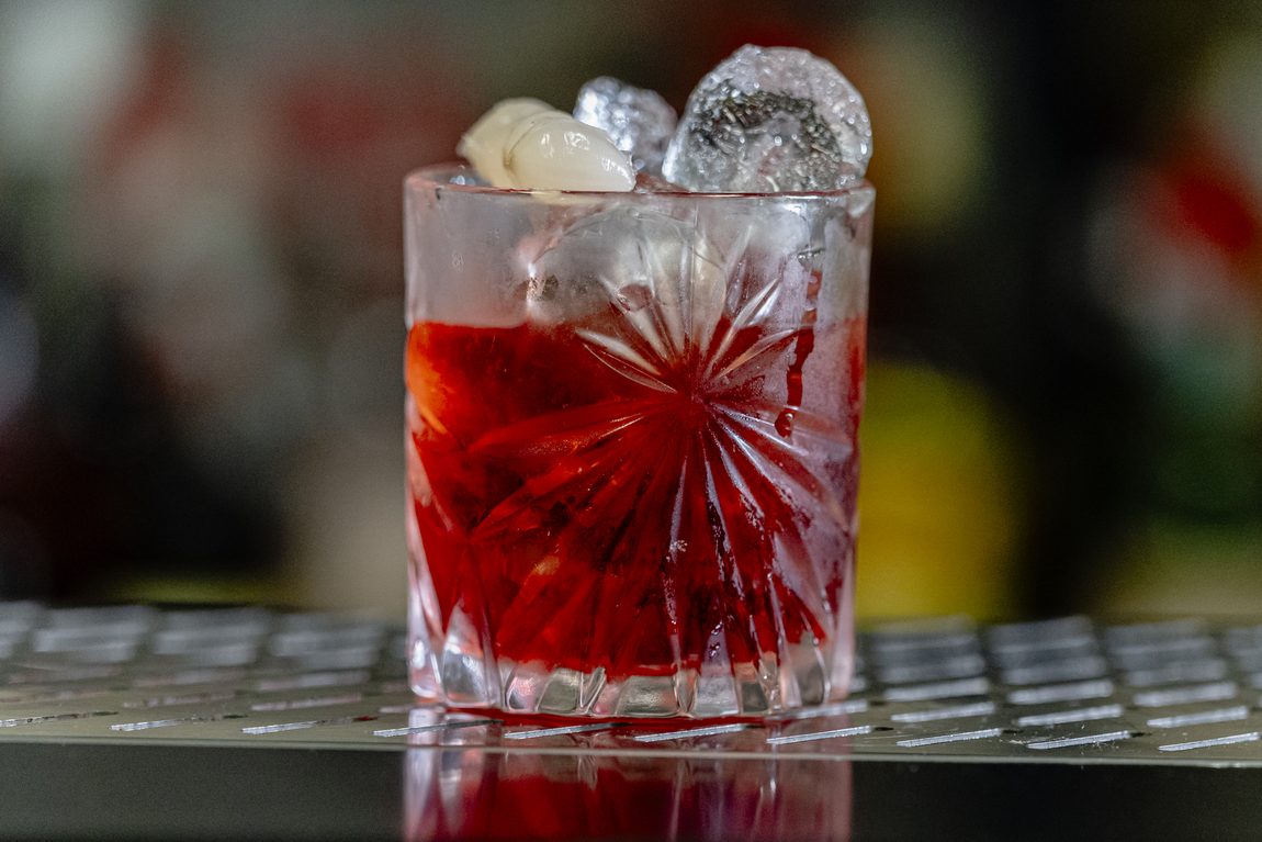 Rosso e ghiaccio, sul bancone d'acciaio. Accademia del Bar, Bologna.
