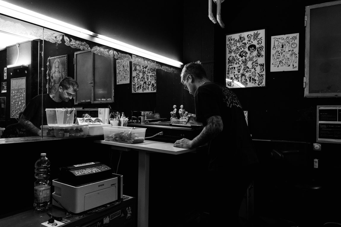 Le postazioni dello studio, a luci accese. Bodymarkings, Bologna.