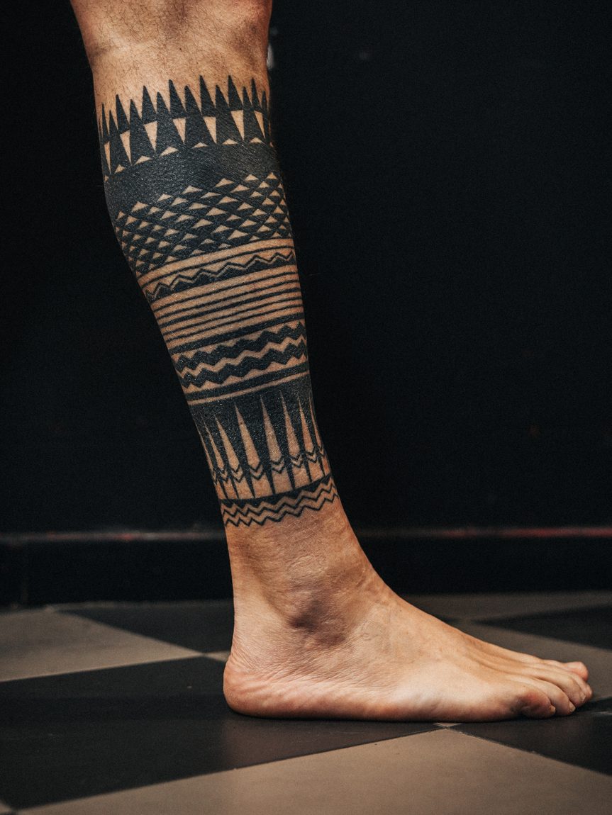 La gamba tatuata, il disegno chiuso a fascia. Bodymarkings, Bologna.