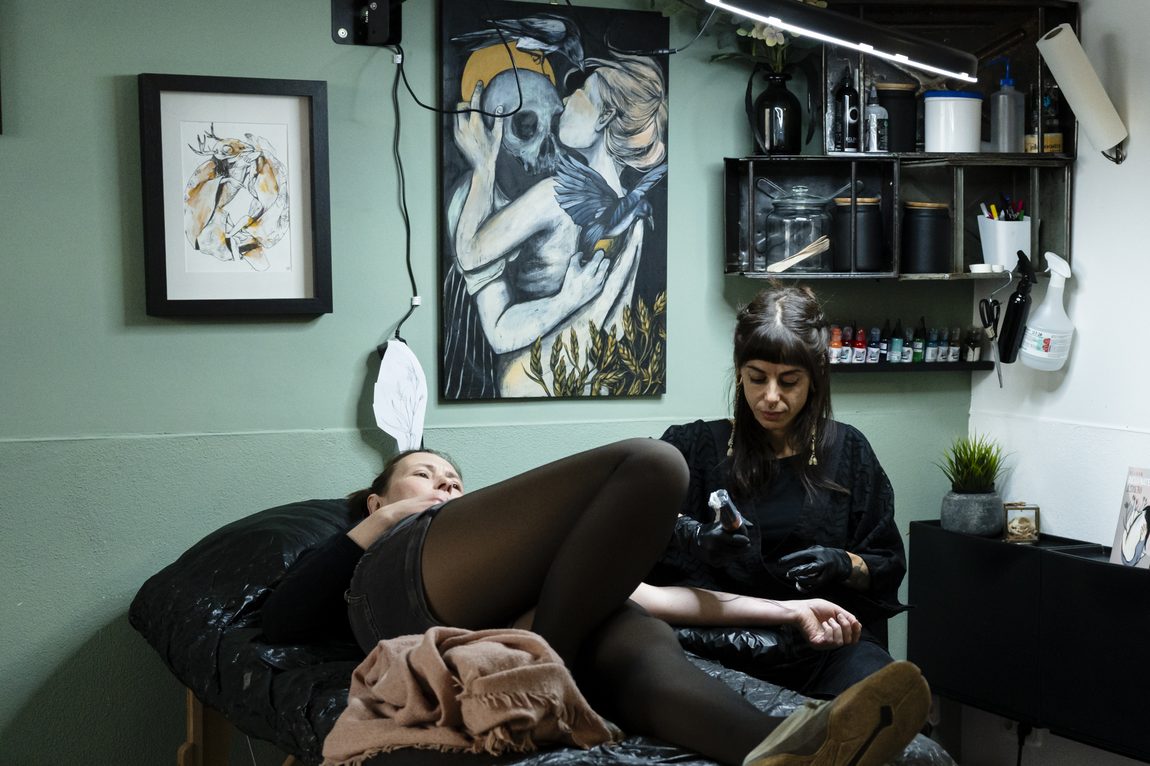 Lo studio, fra le stampe alle pareti. Ora Berlin Tattoo, Berlino.