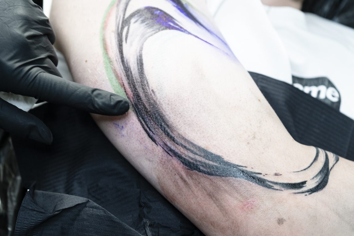 Il tratto largo, ancora fresco sulla pelle. Ora Berlin Tattoo, Berlino.
