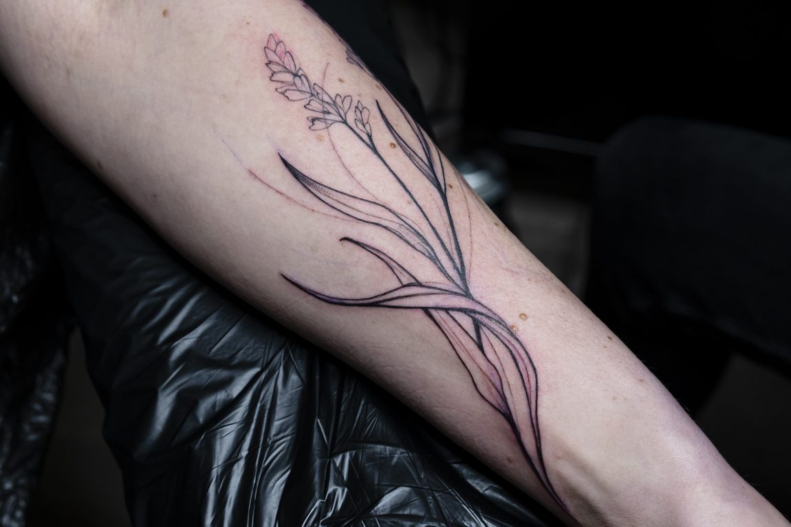 Il ramo disegnato lungo l'avambraccio. Ora Berlin Tattoo, Berlino.