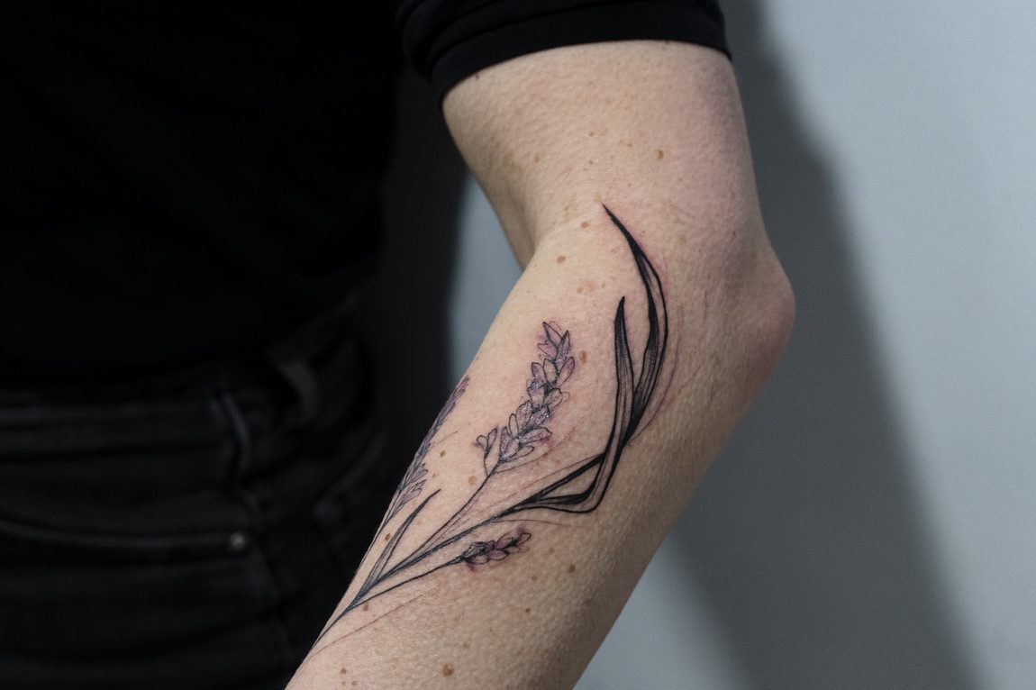 La lavanda sul braccio, a lavoro finito. Ora Berlin Tattoo, Berlino.