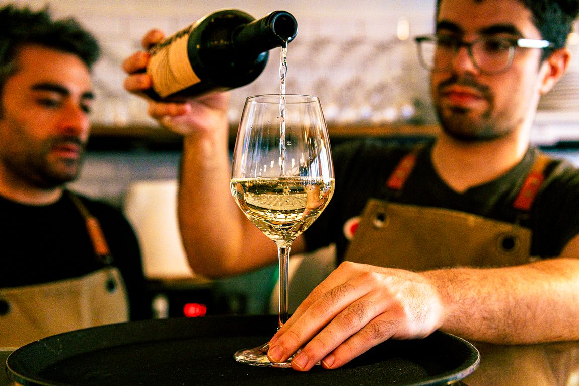 Il vino scende nel calice. Tannino, Bologna.