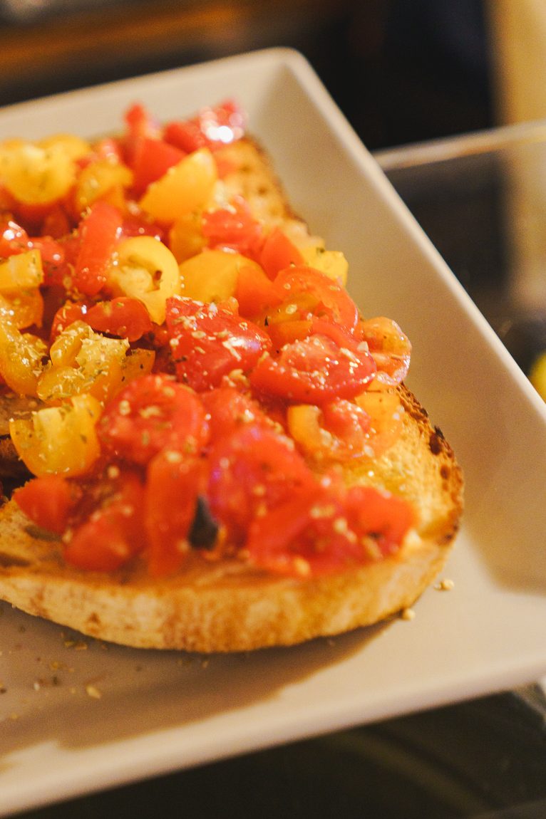 La bruschetta al pomodoro, da vicino. Tannino, Bologna.