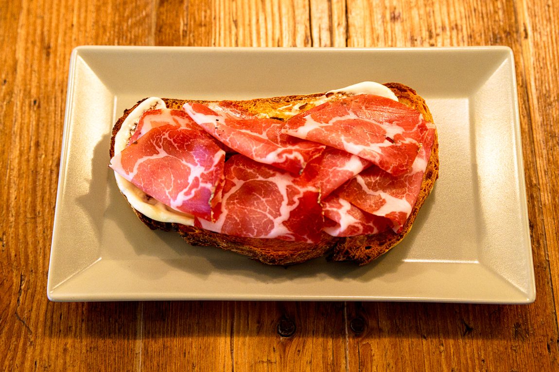 Il prosciutto sulla bruschetta, nel piatto. Tannino, Bologna.