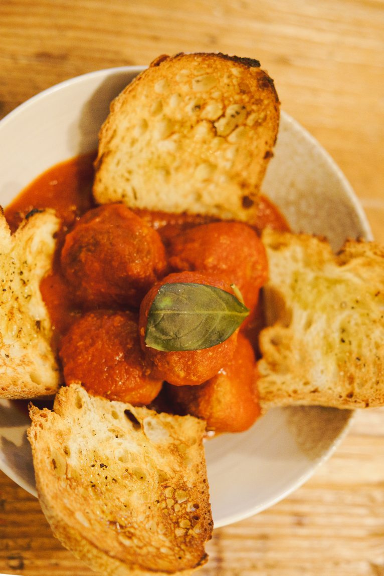Le polpette al sugo, con il pane. Tannino, Bologna.