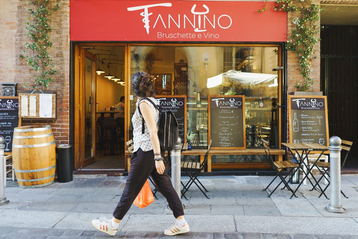 L'insegna rossa, dalla strada. Tannino, Bologna.