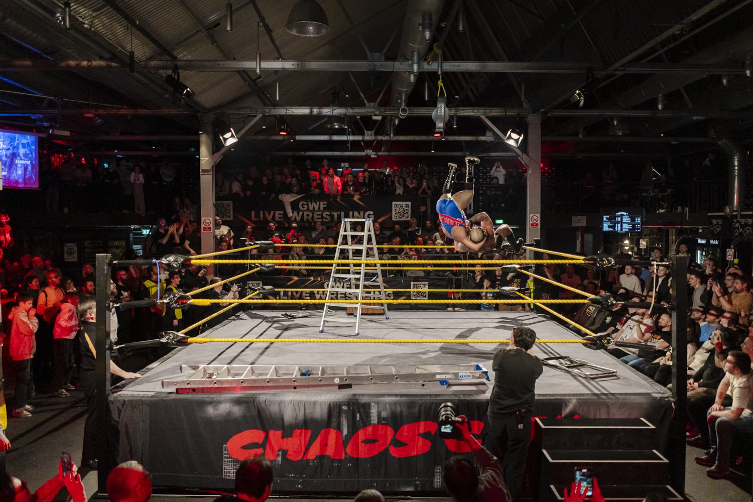 Chaos City Wrestling, Berlino: il ring, la scala, il locale pieno.