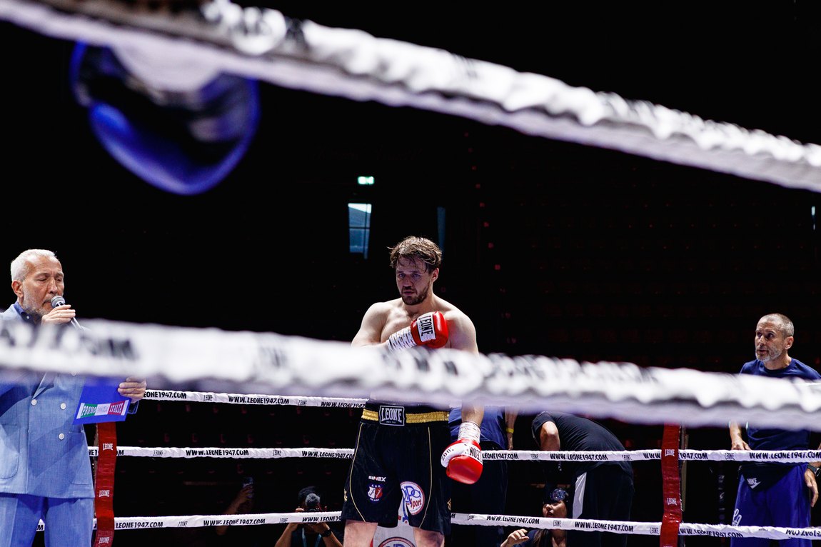 Sul ring, prima del gong. Dmytro Tonyshev contro Jagatic · PalaDozza, Bologna · 6 giugno 2026.