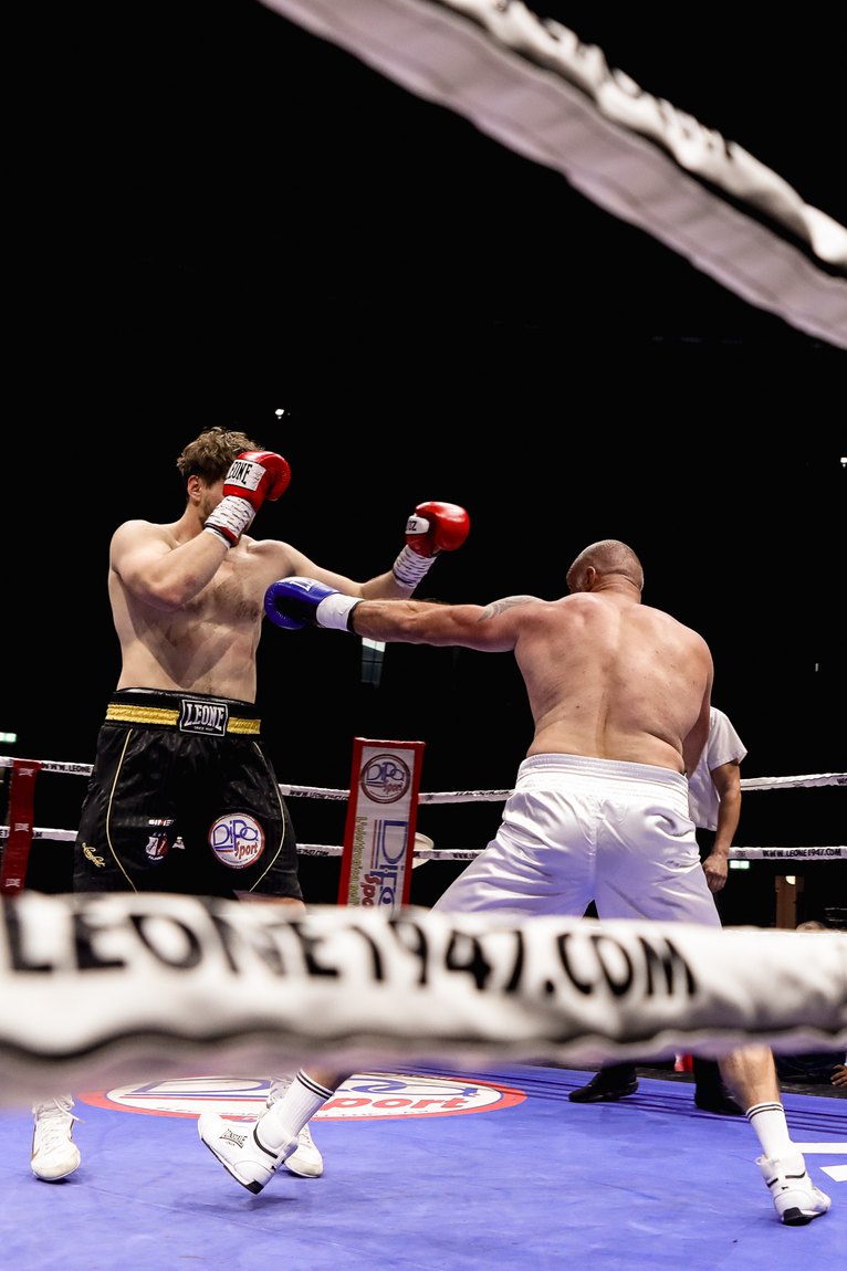 Il diretto parte al centro del ring. Dmytro Tonyshev contro Jagatic · PalaDozza, Bologna · 6 giugno 2026.