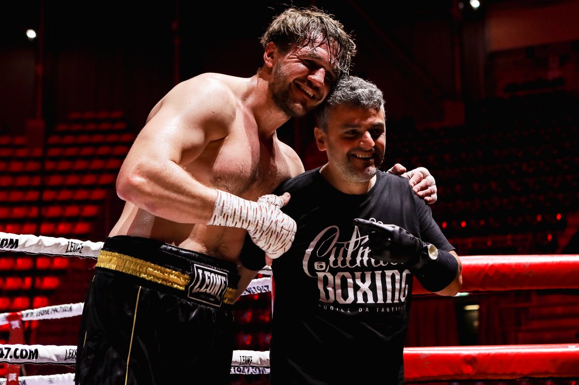 L'abbraccio con il maestro, subito dopo. Dmytro Tonyshev contro Jagatic · PalaDozza, Bologna · 6 giugno 2026.