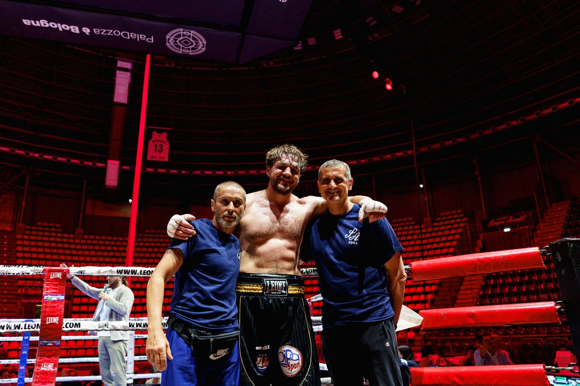 Il gruppo sul ring, a palazzetto quasi vuoto. Dmytro Tonyshev contro Jagatic · PalaDozza, Bologna · 6 giugno 2026.