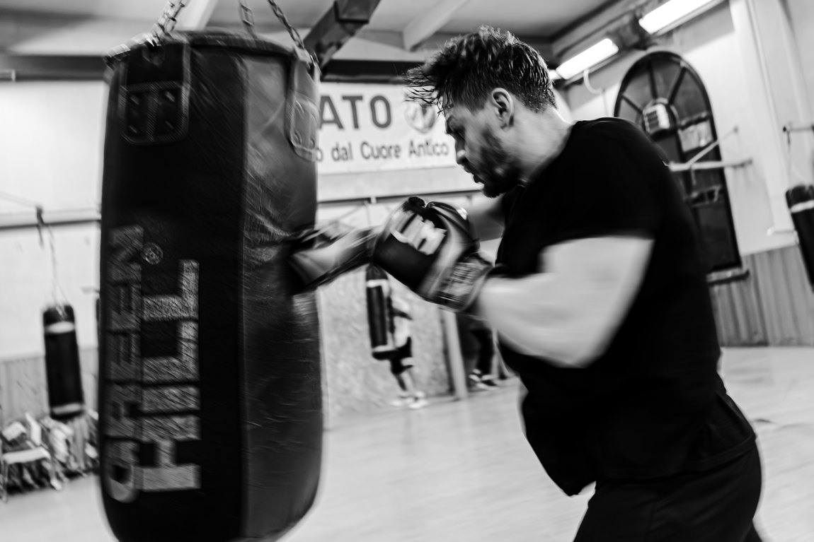 Fra i sacchi appesi, la palestra quasi vuota. Dmytro Tonyshev · Sempre Avanti, Bologna.