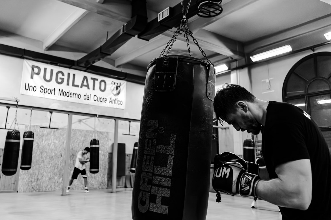 Sotto la scritta «Pugilato», al lavoro. Dmytro Tonyshev · Sempre Avanti, Bologna.