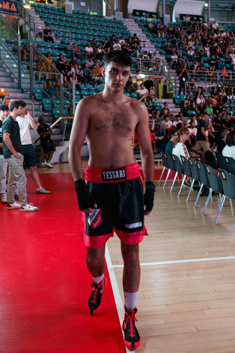 Verso il ring, sul tappeto rosso. Federico Tessari contro Laalilis.