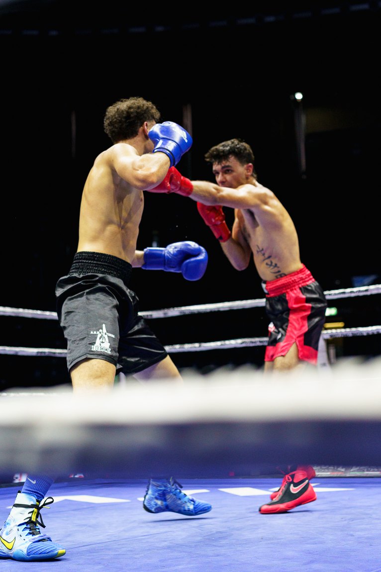 Corpo a corpo al centro del ring. Federico Tessari contro Laalilis.