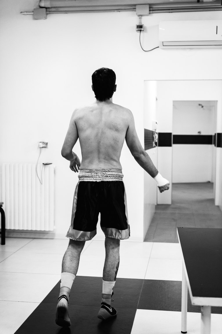 Di spalle, verso l'uscita. Federico Tessari · Sempre Avanti, Bologna.