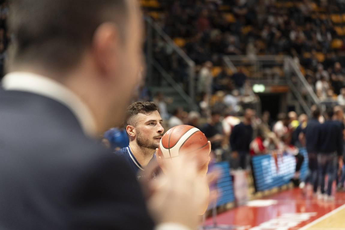 Il pallone passa fra le mani, Fortitudo contro Pesaro.