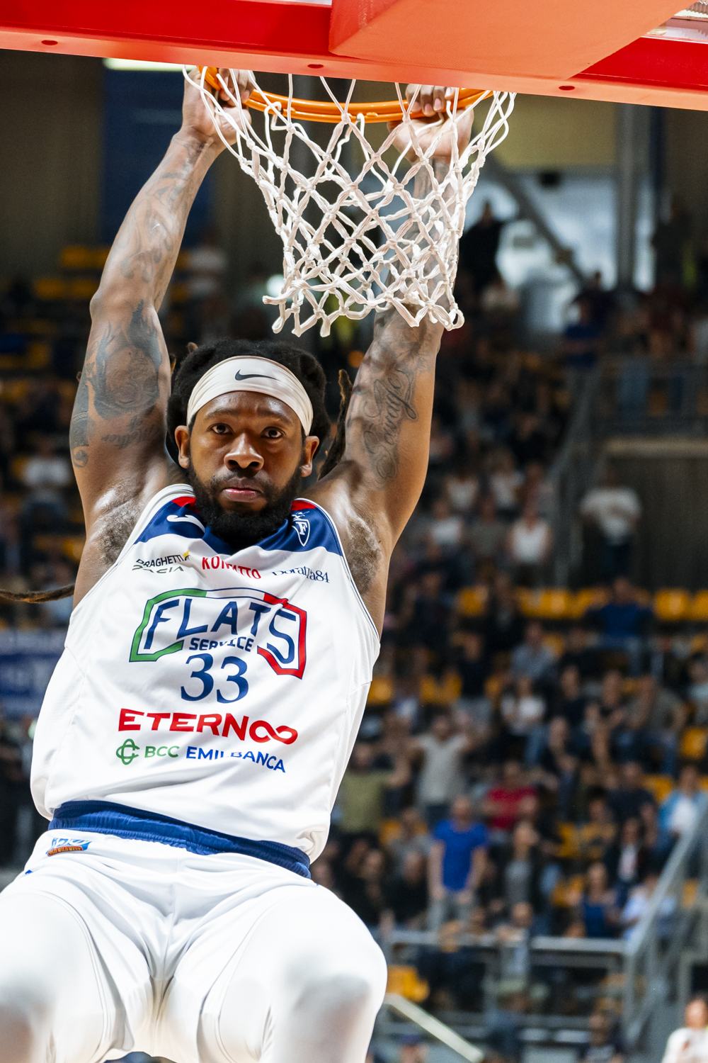 Fortitudo Bologna resta aggrappato al ferro dopo la schiacciata contro Pesaro.