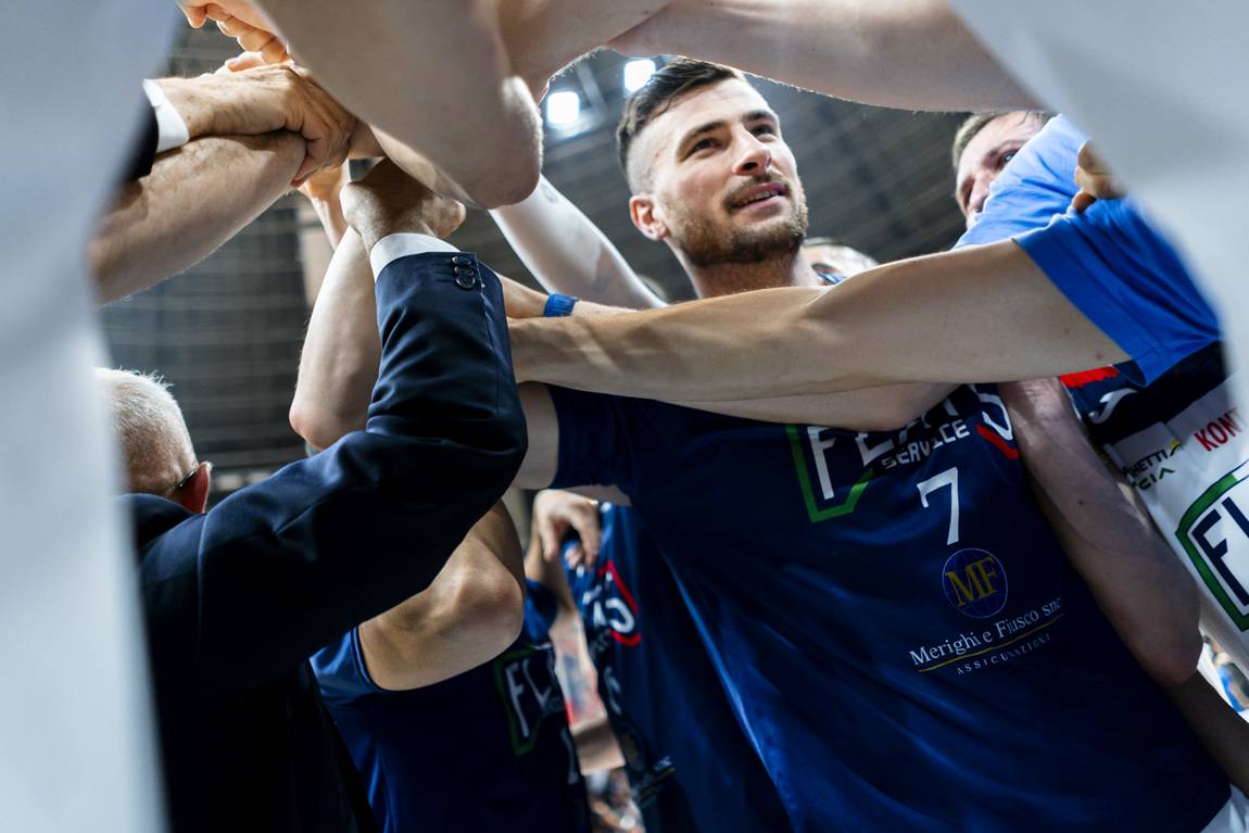 Esultanza in panchina, Fortitudo contro Pesaro.