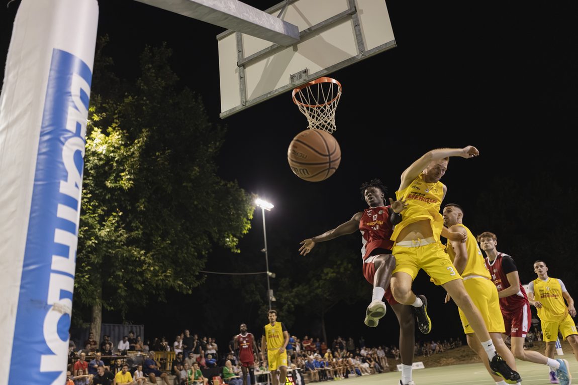 La schiacciata sotto le luci, di sera. Torneo dei Giardini Margherita, Bologna.