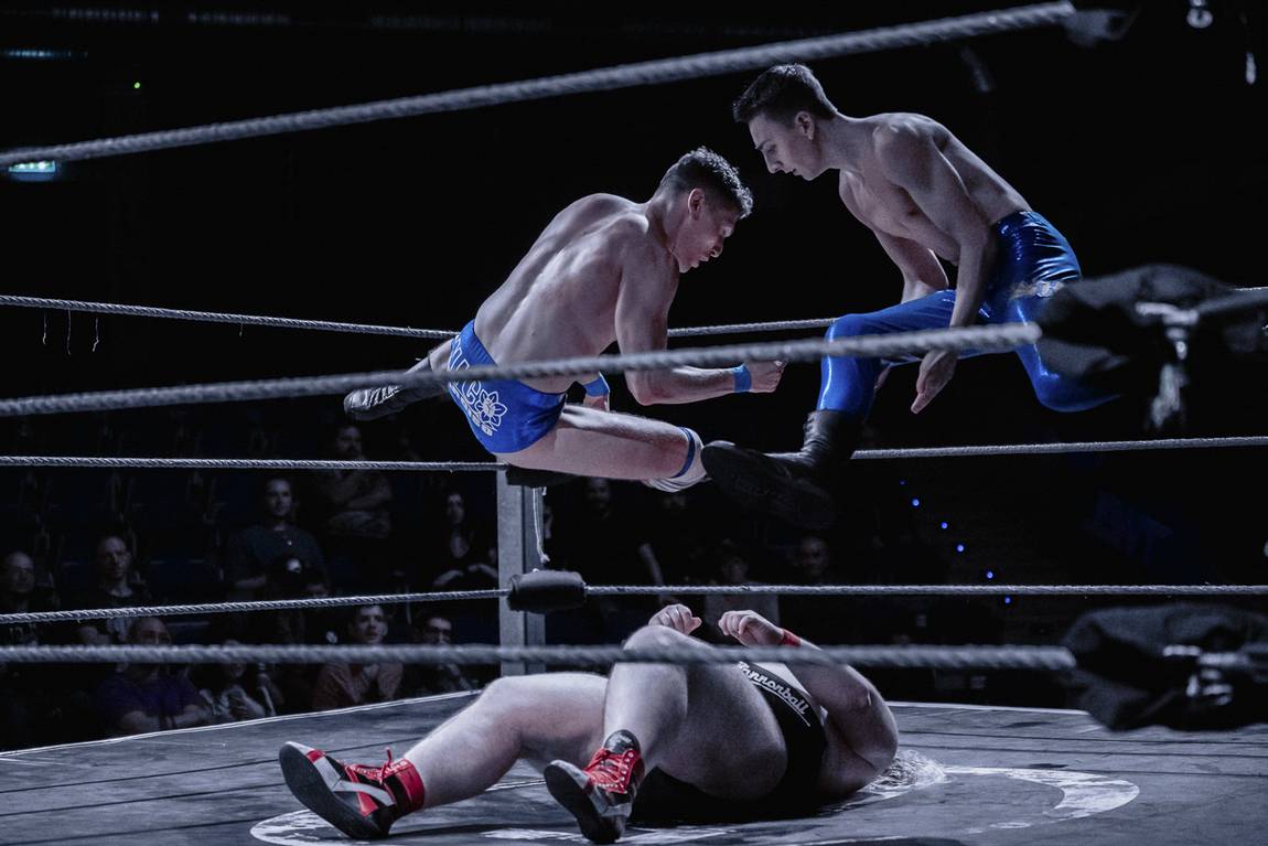 Doppio calcio in volo, il terzo uomo a terra. Project Nova · lucha libre, Berlino.