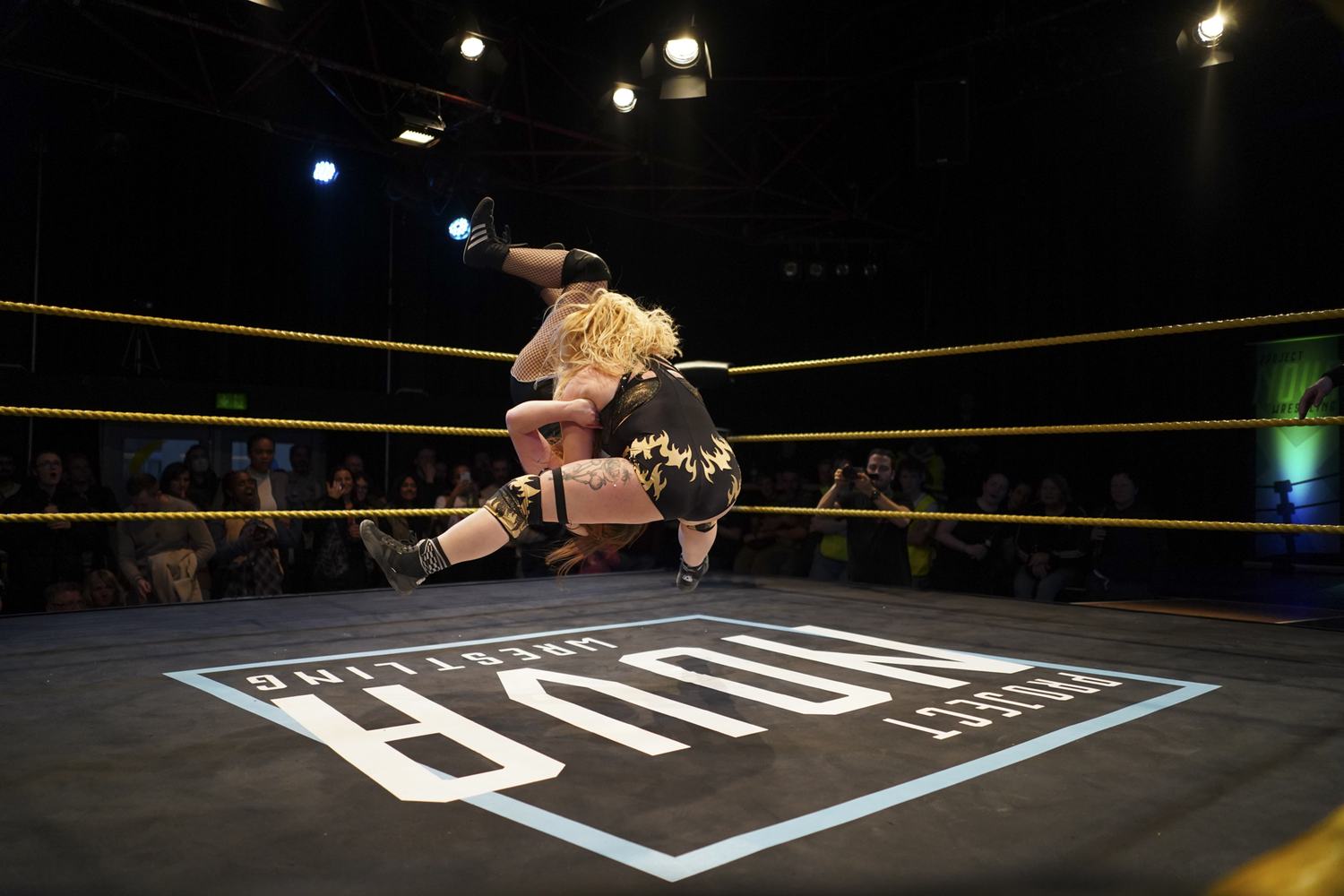 Un calcio in volo sopra il tappeto. Project Nova · lucha libre, Berlino.