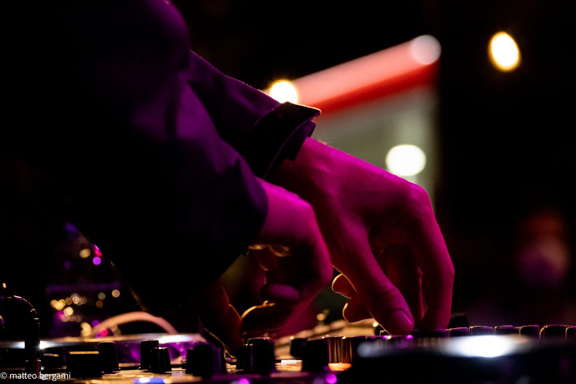 Le mani sul mixer, dietro al banco. Assalti Frontali, Bologna.