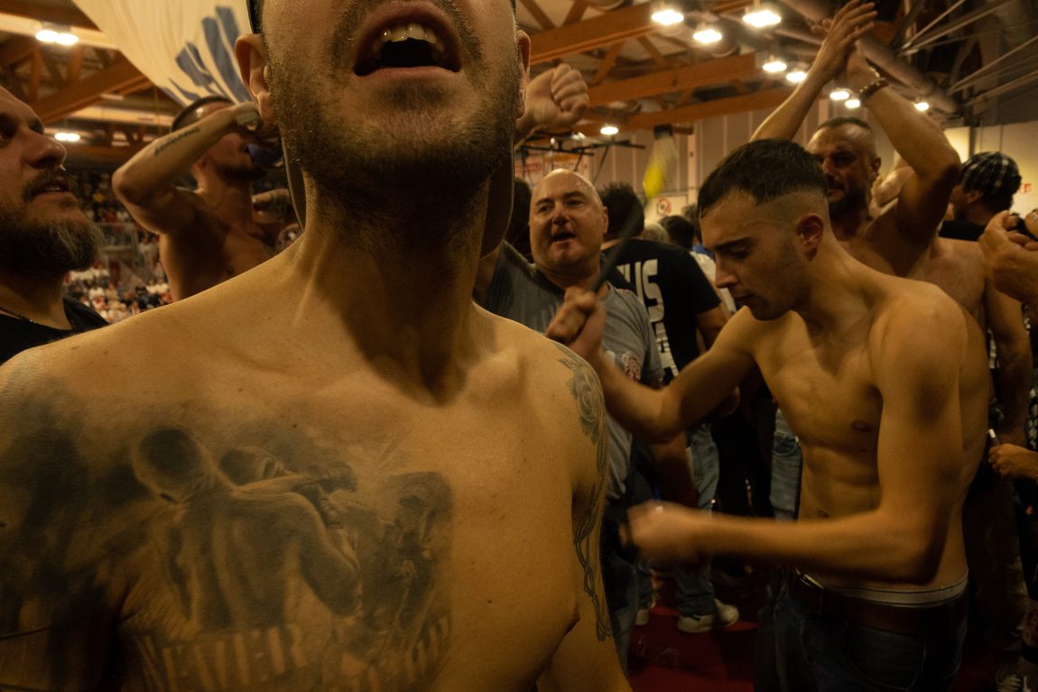 A torso nudo, in mezzo al gruppo. FAITH · Fossa dei Leoni, Bologna.