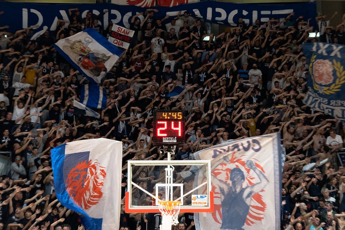 La curva piena, sopra il canestro. FAITH · Fossa dei Leoni, Bologna.