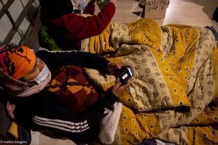 Sdraiati — fotografia di reportage di Matteo Bergami