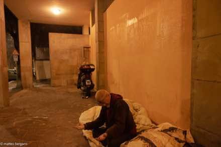 Sdraiati — fotografia di reportage di Matteo Bergami