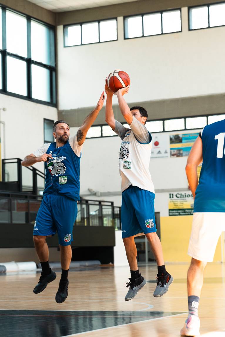 Tiro in sospensione in allenamento. Italia Underdogs Over 45.